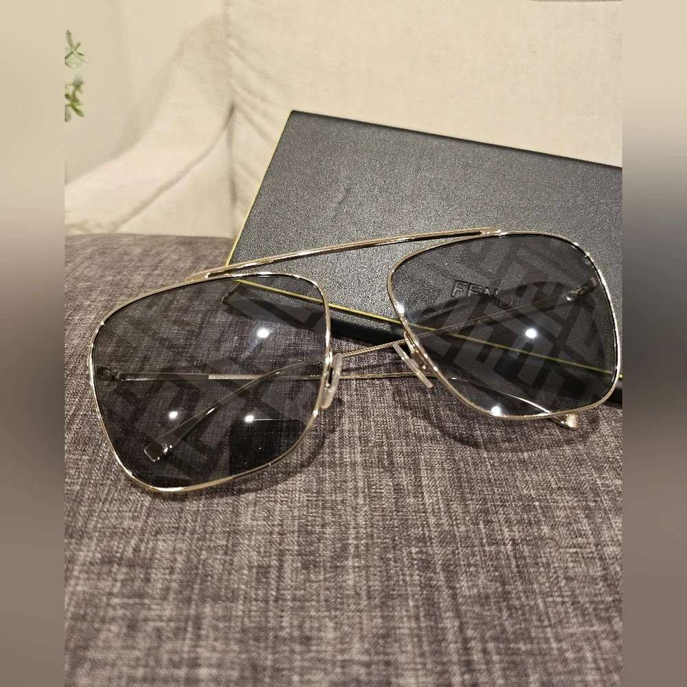 Almost new Fendi logo sunglasses